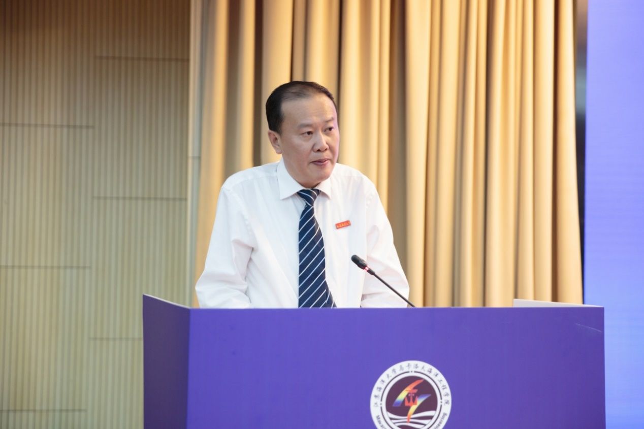 人站在台上中度可信度描述已自动生成