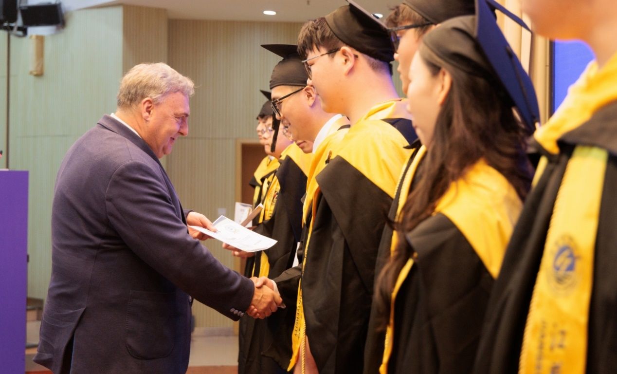 图片包含 人, 男人, 站, 西装描述已自动生成