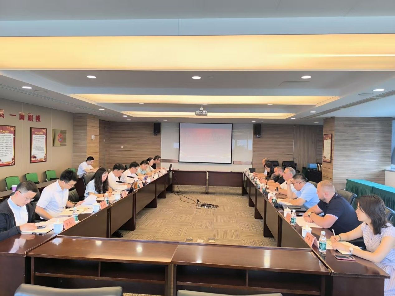 会议室里的人们描述已自动生成