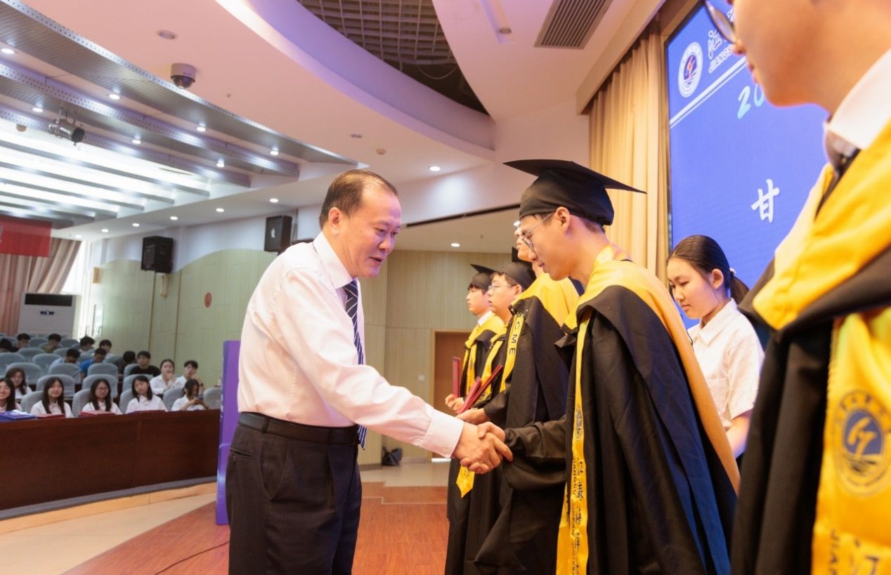 图片包含 人, 天花板, 站, 男人描述已自动生成