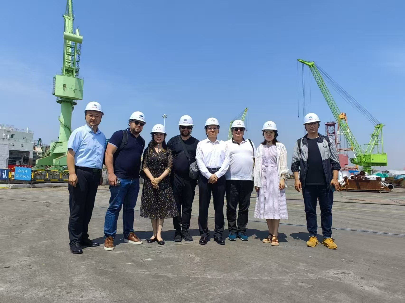 一群人站在空地上描述已自动生成