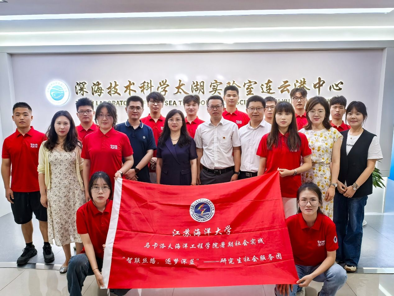 一群人站在一起AI 生成的内容可能不正确。