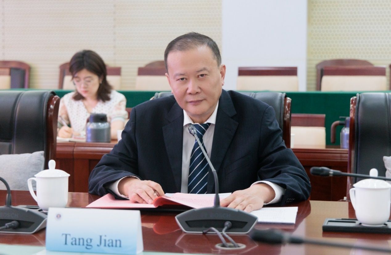 男人坐在桌子前中度可信度描述已自动生成