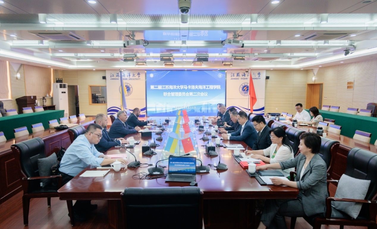 人们在看台上的人在餐厅里低可信度描述已自动生成