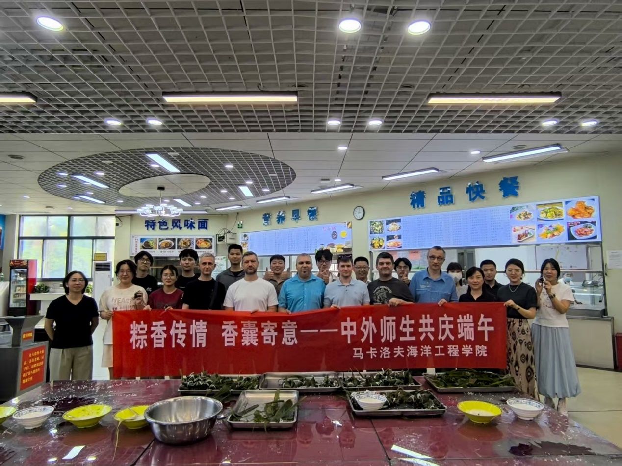 一群人在餐厅里中度可信度描述已自动生成