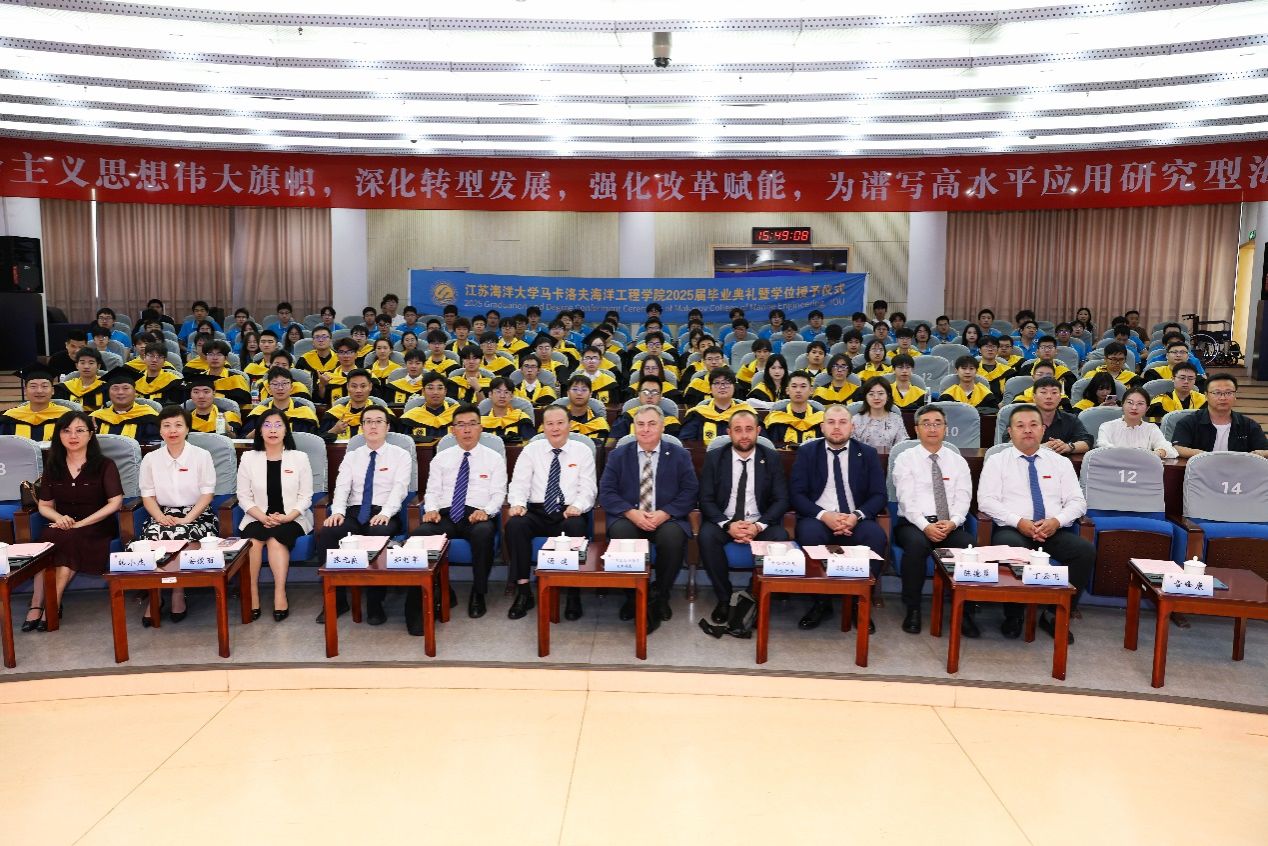 会议室里的人们描述已自动生成