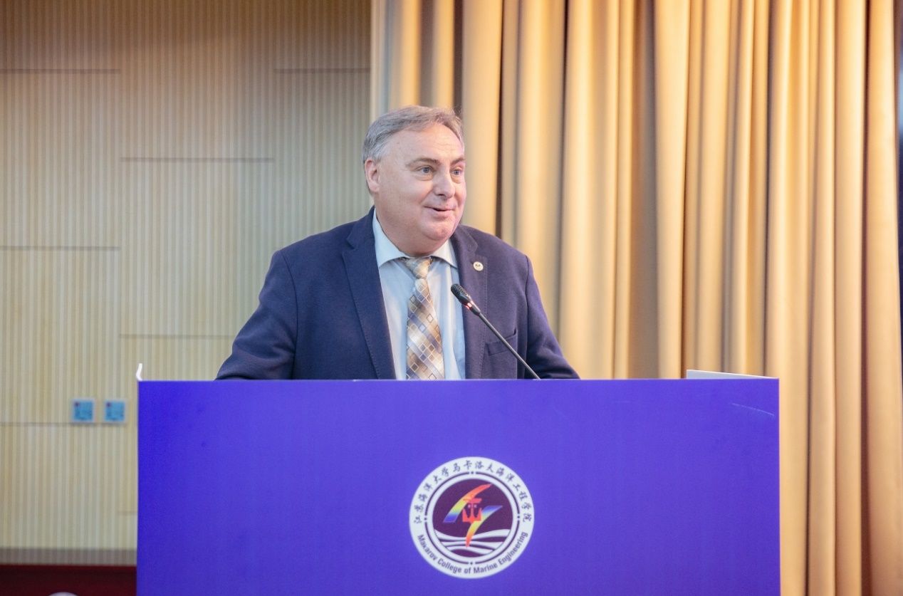 电脑前的男人描述已自动生成